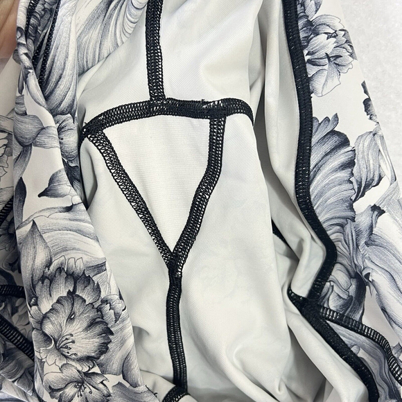 Lululemon Leggings Sz 6 Train Times 7/8 Pant Light Garden White Black Floral - Picture 6 of 13